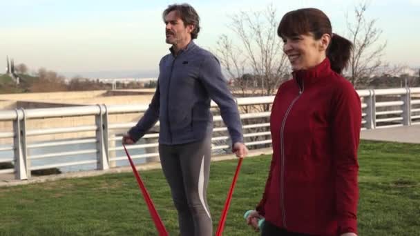 Handsome Mature Couple Exercise Resistance Band Park Sunny Day — Vídeo de stock