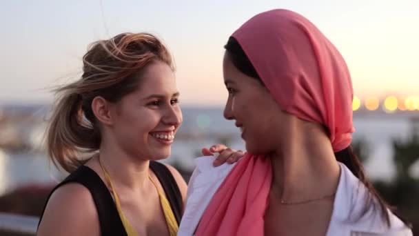 多人種の女性の友人は癌と戦う 友情と楽観主義の概念 — ストック動画