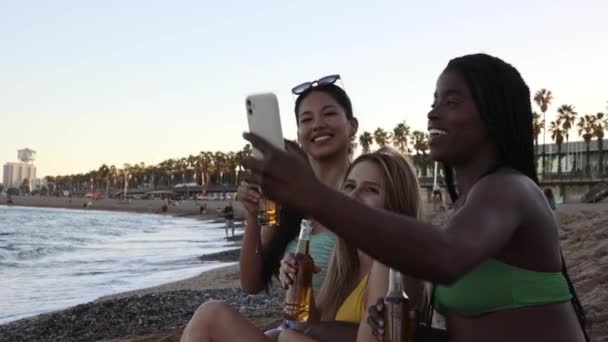 Τρεις Πολυφυλετικές Νεαρές Γυναίκες Κάνουν Πρόποση Μπουκάλια Μπύρας Στην Παραλία — Αρχείο Βίντεο