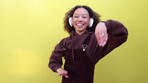 Active Urban African American Black Woman Hoodie Dancing Yellow Background — Vídeo de Stock
