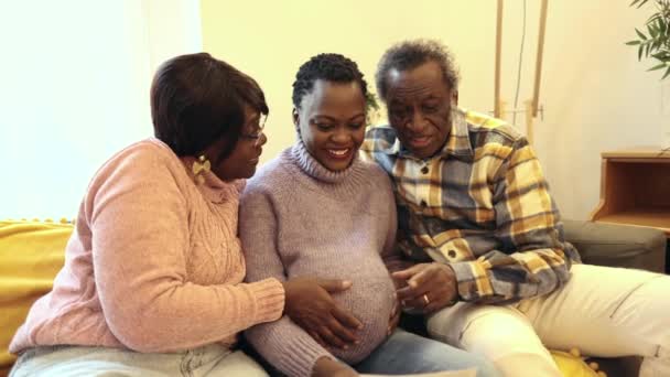Retired Parents Pregnant Daughter Who Shows Them Ultrasound Baby Sofa — Wideo stockowe