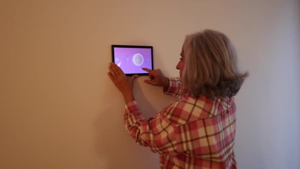Gråhåret Moden Kvinde Smart Home Control Tablet Brug Smart Home – Stock-video