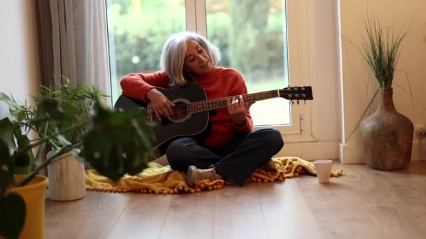 Smiling Woman Playing Guitar Mature Woman Gray Hair Having Online — Vídeos de Stock