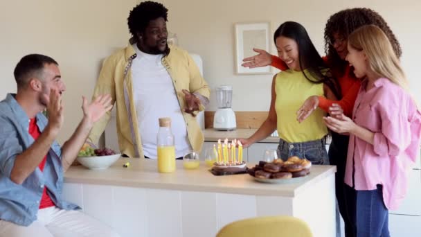Een Jonge Groep Van Multiraciale Vreugdevolle Vrienden Vieren Samen Een — Stockvideo