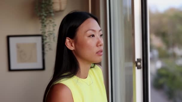 Hermosa Asiático Mujer Usando Amarillo Camisa Stands Cerca Ventana Felizmente — Vídeos de Stock