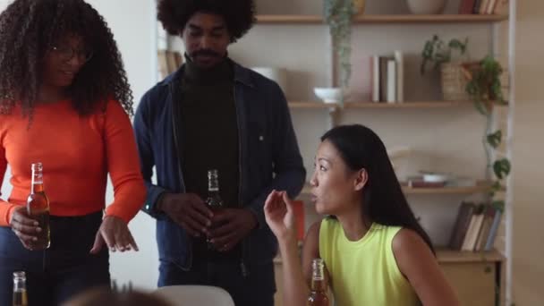 Groep Jonge Multiraciale Vrienden Hebben Plezier Het Feest Met Pizza — Stockvideo