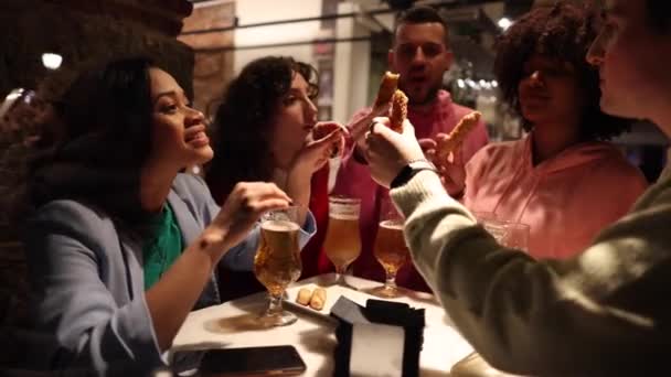 Amigos Reunidos Restaurante Bebiendo Alcohol Comiendo Divirtiéndose — Vídeo de stock