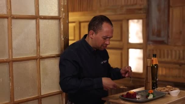 Şef Restoranda Bir Grup Insana Yemek Servisi Yapıyor — Stok video