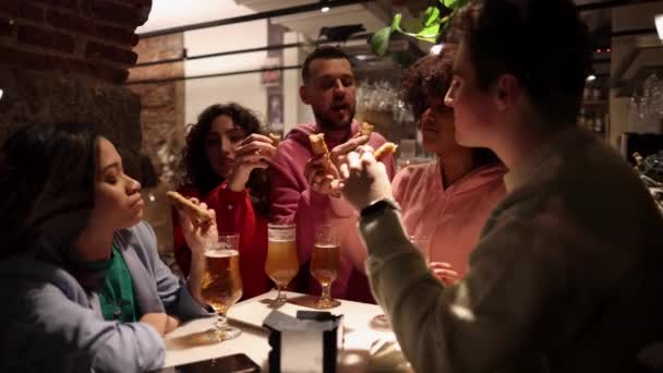 Vriendengroep Genieten Van Een Diner Met Wijn Een Restaurant — Stockvideo
