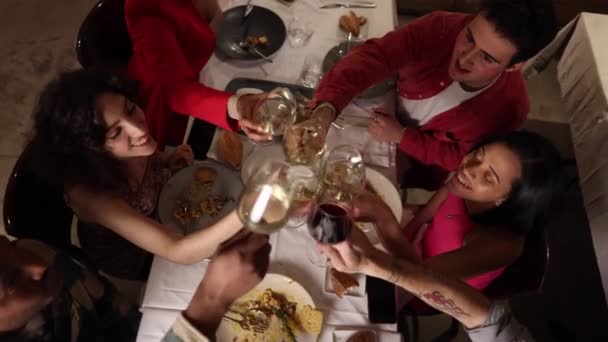 Groep Vrienden Een Restaurant Toasten Met Bril — Stockvideo