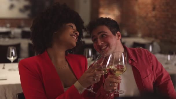 Vrienden Bij Het Diner Met Wijn Restaurant Eten Smart Phone — Stockvideo