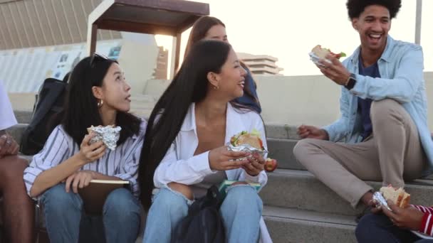 College Multiraciale Vrienden Campus Pauze Eten Tijdens Lunch — Stockvideo
