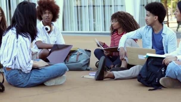 Groep Gelukkige Tiener Middelbare Schoolstudenten Buiten — Stockvideo