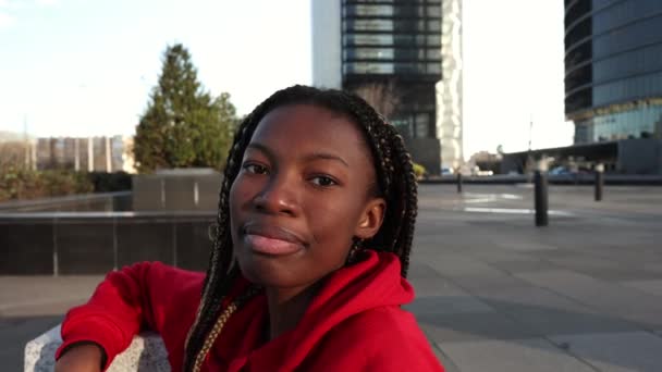 Video Van Een Jonge Afrikaanse Vrouw Met Dreadlocks Glimlachen — Stockvideo