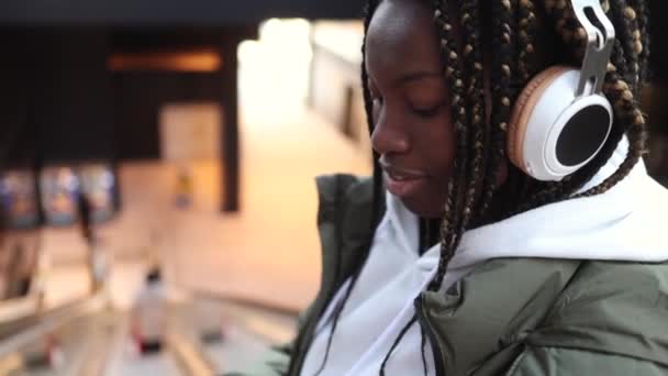 Millennial Young Woman Listening Music Headphones City Buildings Background Colorful — Vídeos de Stock