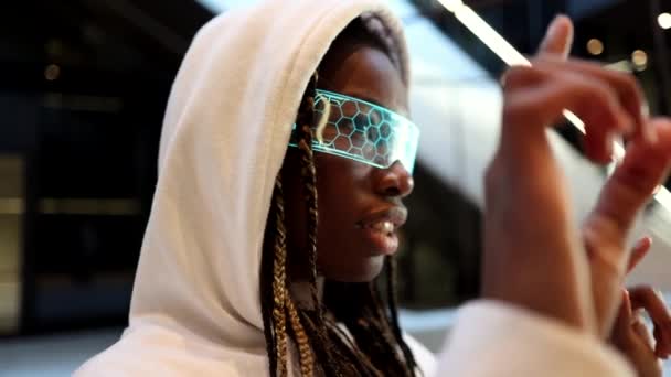 African Woman Uses Metaverse Virtual Reality Glasses — Vídeos de Stock
