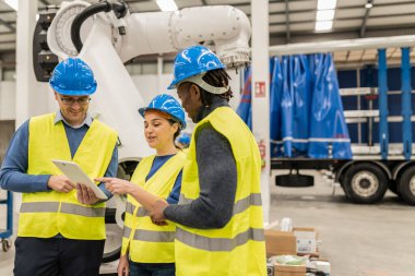 Robot fabrikasında çalışan mühendisler ekibi - Teknoloji endüstrisi konsepti