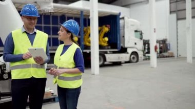 Kafkas kıdemli kadın ve bir robot şirketinde erkek mühendisler. Teslimat için robotik silahlar yükleniyor, malların dağıtımı - robotik endüstrisi -