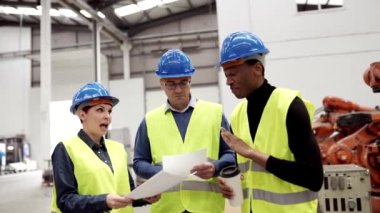 Farklı yaşlarda işçiler bir robot şirketinde mühendislik, modern bir fabrikada robot konsepti