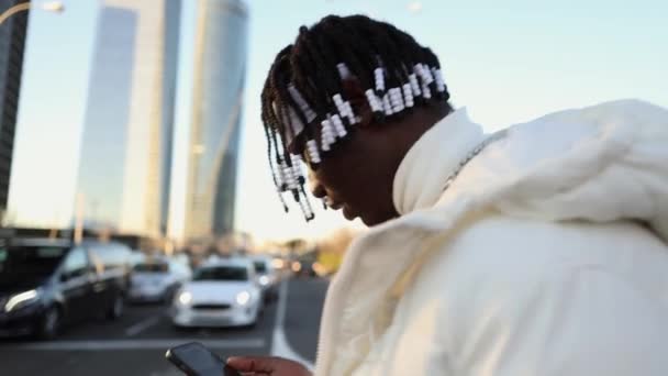 Ung Afrikaner Mand Med Dreadlocks Byen – Stock-video