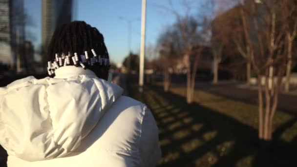 Σοβαρή Αφρο Αμερικανικό Άνθρωπος Στέκεται Στο Φόντο Των Οδικών — Αρχείο Βίντεο