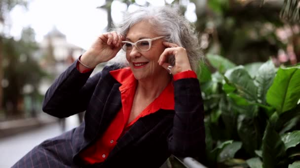 Zarif Gri Saçlı Gözlüklü Yaşlı Kadın Ceketli Bakımlı Yaşlı Bir — Stok video