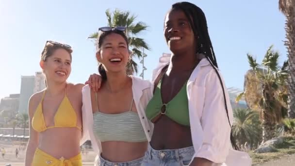 Three Smiling Female Friends Beach Vacation Summertime Diverse People Having — 图库视频影像