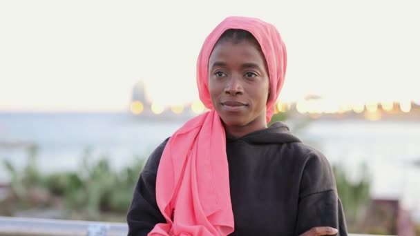 癌との戦いのためのピンクのスカーフとピンクのリボンを持つアフリカ系アメリカ人女性 乳がん生存者のシンボル — ストック動画