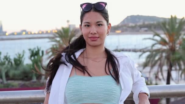 Mooie Aziatische Vrouw Zomer Naast Een Palmboom Het Strand Bij — Stockvideo