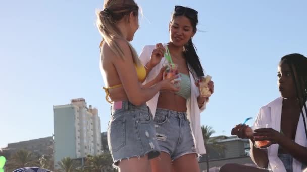 Çok Irklı Kadın Arkadaşlar Sahilde Eğleniyor Meyve Kokteyli — Stok video