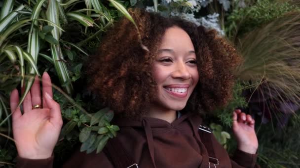 Africaine Américaine Femme Dans Vertical Jardin Heureux Sourire — Video