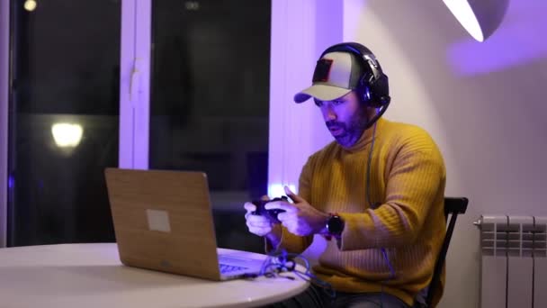 Gamer Uomo Mezza Età Giocare Videogioco Con Computer — Video Stock