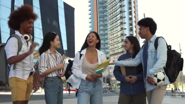 街中で集団自画像を撮る楽しさを持つ多文化の幸せな友人 屋外で一緒に笑うことを祝う多文化の若者幸せなライフスタイルコンセプト — ストック動画