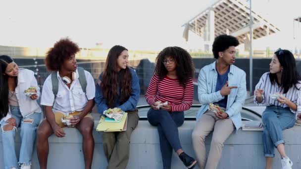 Diverse Friends Walking City Students City Campus Travelers — Vídeo de stock