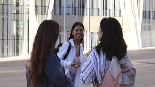 Three Multiracial Female Friends Talking Laughing City — Vídeo de Stock