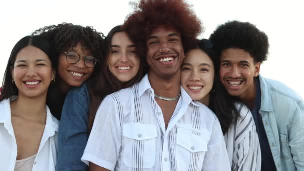 Gruppe Verschiedener Multikultureller Junger Menschen Mit Vereinten Gesichtern Die Die — Stockvideo