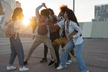 Korkmuş Afro-Amerikan gençleri lisede zorbalığa maruz kalıyorlar, gençler kavga ediyor, zorbalık yapıyorlar.