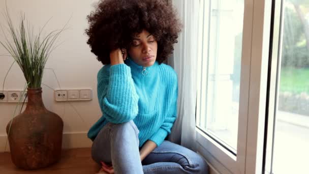 Evdeki Güzel Afro Amerikan Kadın Pencereden Dışarı Bakıyor Yalnızlık Kalp — Stok video