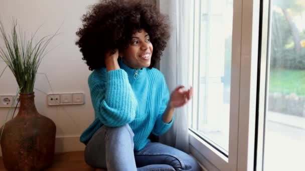 Güzel Afro Amerikan Kadın Evde Pencerenin Kenarında Mutlu Bir Şekilde — Stok video