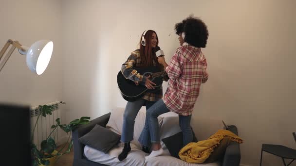 Deux Femmes Multiraciales Maison Chantent Dansent Avec Casque Microphone — Video