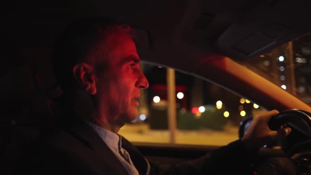 Volwassen Man Rijden Door Stad Nachts Serieus — Stockvideo