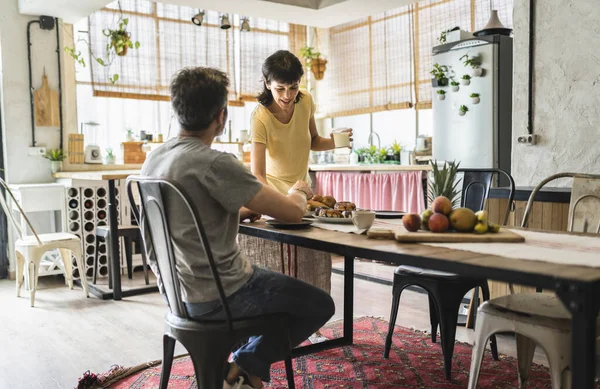 Volwassen Echtpaar Ontbijten Thuis Zitten Aan Tafel Waar Koffie — Stockfoto