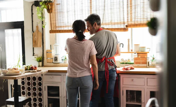 Volwassen Paar Bereiden Voedsel Keuken Achteraanzicht — Stockfoto