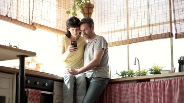 Couple Âge Mûr Femme Assise Comptoir Cuisine Regardant Téléphone Intelligent — Video