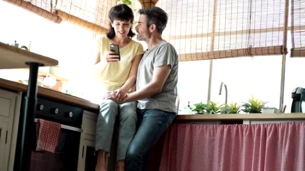 Couple Âge Mûr Femme Assise Comptoir Cuisine Regardant Téléphone Intelligent — Video