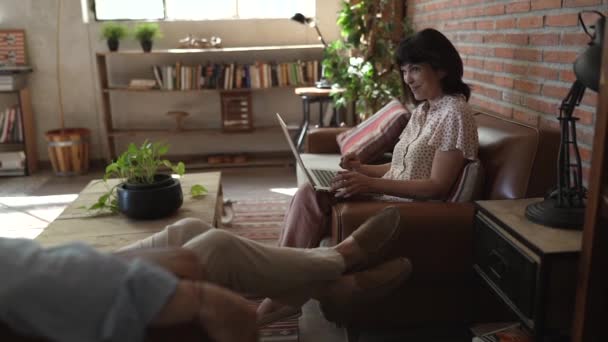 Ein Reifes Kaukasisches Paar Benutzt Einen Laptop Aus Dem Komfort — Stockvideo