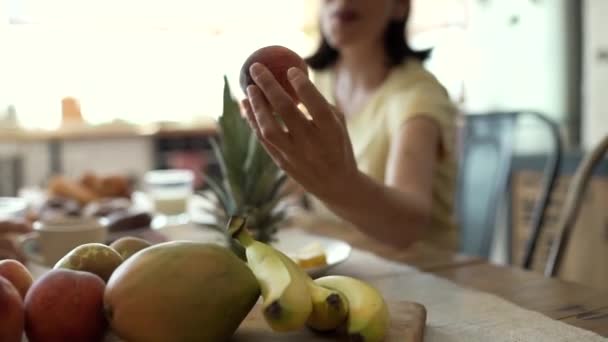 Szép Érett Pár Együtt Reggeliznek Ebédlőasztalnál Boldog — Stock videók