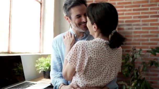 Couple Âge Moyen Embrasser Embrasser Passionnément Dans Coin Salon — Video