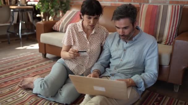 Heureux Couple Personnes Âgées Assis Sur Canapé Intérieur Utilisant Ordinateur — Video
