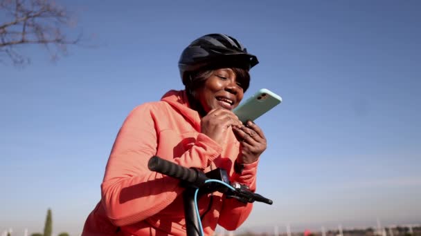 Senior Woman Doing Sports Outdoors Bike Stops Talk Her Smart — Stock Video
